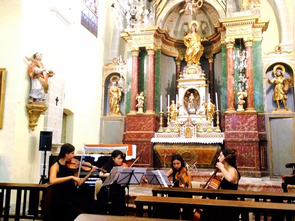 フランス／プラード・カザルス音楽祭（教会）にて
スペイン人との弦楽四重奏　シューベルト「死と乙女」を演奏